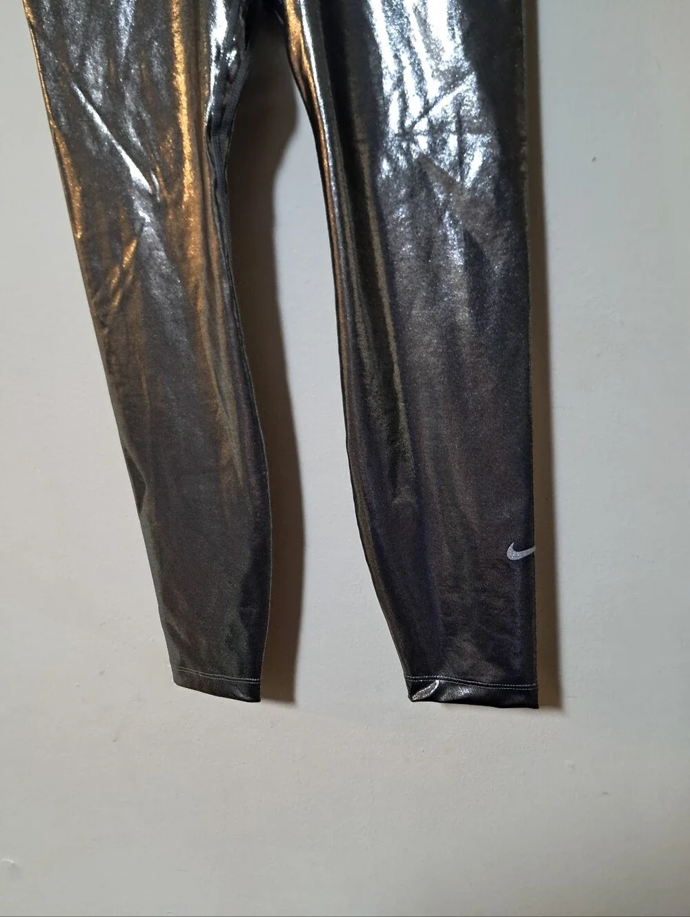 Nike Metallic Performance Women's Mid-rise 7/8 Leggings - Silver Tight Fit Sz. M